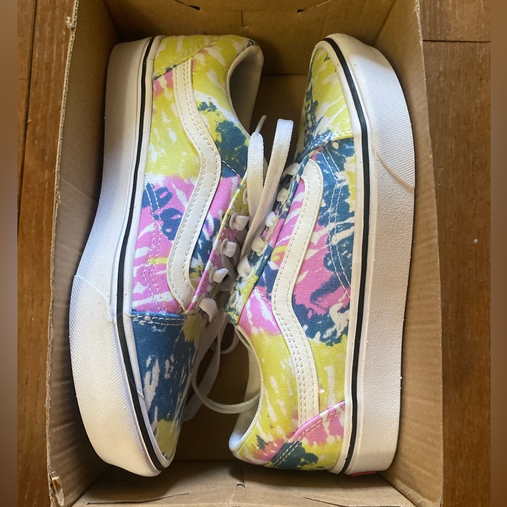 New multicolored lace up Vans with comfort insole